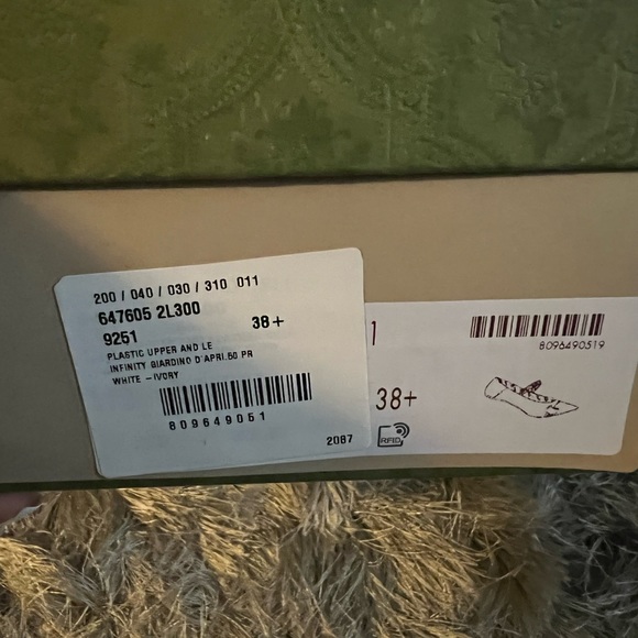 Gucci Floral Print Women's Shoes with Silver Accent - Picture 3 of 6